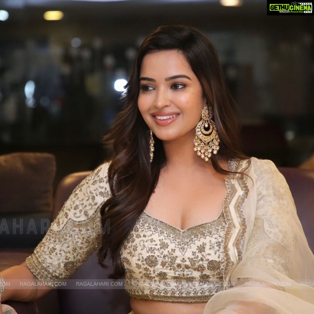 Pujita Ponnada Instagram - From the Pre Release event of ‘Aakasa Veedhullo’ ✨ Wish you all a very happy Ganesh Chaturthi 🙏 Styled by @officialanahita Outfit: @issadesignerstudio Jewellery: @kiara.jewelry Hairstylist: @hairby_luckey #pujitaponnada #actor #love #aakasaveedhulloonsep2nd