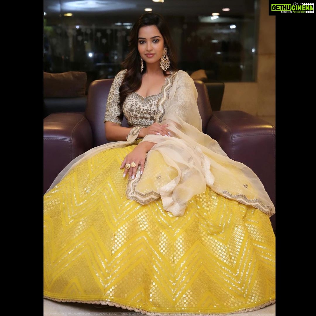 Pujita Ponnada Instagram - From the Pre Release event of ‘Aakasa Veedhullo’ ✨ Wish you all a very happy Ganesh Chaturthi 🙏 Styled by @officialanahita Outfit: @issadesignerstudio Jewellery: @kiara.jewelry Hairstylist: @hairby_luckey #pujitaponnada #actor #love #aakasaveedhulloonsep2nd