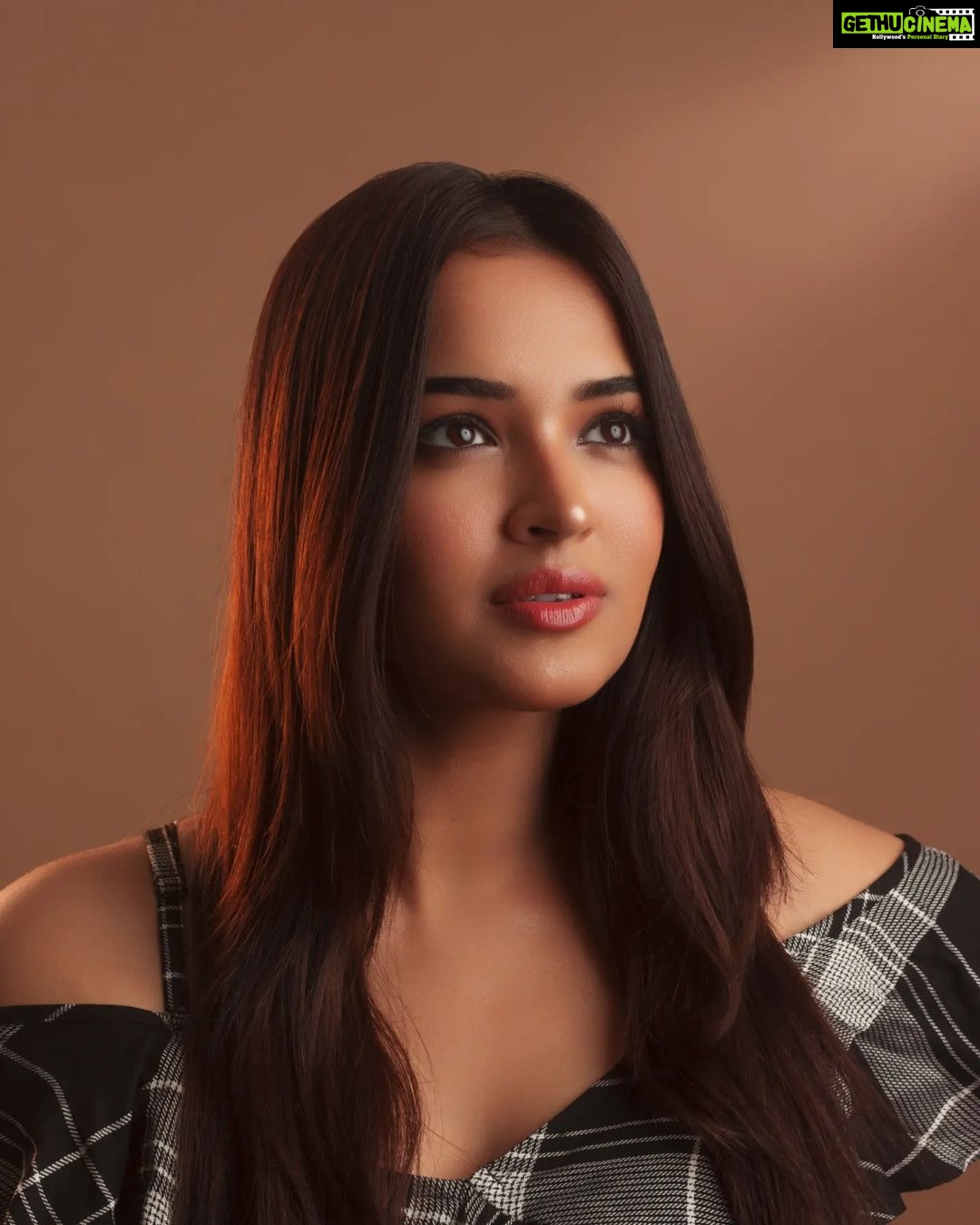 Pujita Ponnada Instagram - Miracle ft. @pujita.ponnada "You, yourself are the Miracle" In frame @pujita.ponnada Make up artist @dhani_makeup_hairstylist Hairstylist @thakur_laksh Curator @navin.portraits #pujitaponnada #kkmi #kathakanchikimanamintiki #actorslife #artist #mood