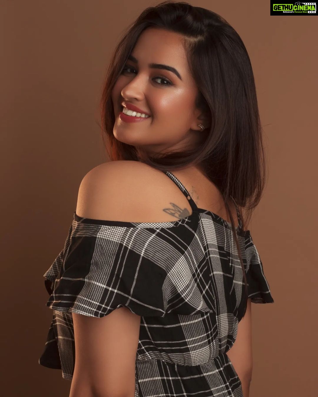 Pujita Ponnada Instagram - Miracle ft. @pujita.ponnada "You, yourself are the Miracle" In frame @pujita.ponnada Make up artist @dhani_makeup_hairstylist Hairstylist @thakur_laksh Curator @navin.portraits #pujitaponnada #kkmi #kathakanchikimanamintiki #actorslife #artist #mood