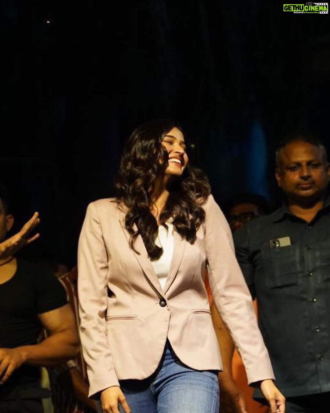 Pujita Ponnada Instagram - Can’t keep calm cuz #aakasaveedhullo is getting closer to its release! ❤️ Thank you @inside_tkr for being an amazing audience, your energy last night was contagious! ✨ Thank you @dop_teja for these amazing candid captures, I couldn’t find a single pic in which I am not animated or standing still haha😅 @actorgauthamkrishna @aakasaveedhullo_thefilm #aakasaveedhullo #pujitaponnada #actor #goodvibes #love TKR College of Engineering And Technology