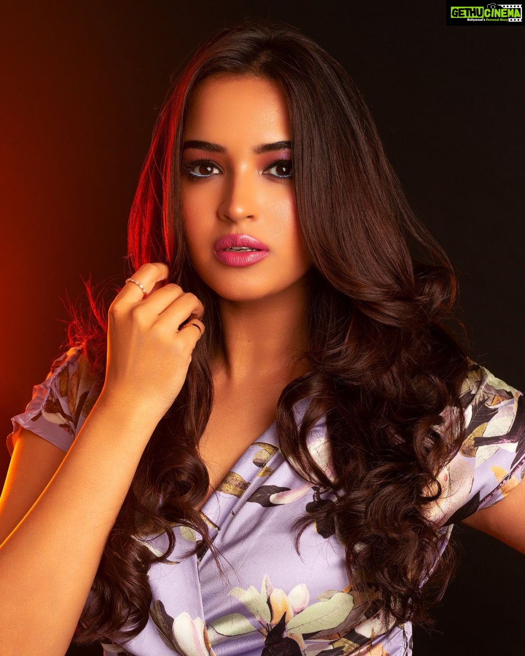 Pujita Ponnada Instagram - You don’t need a king to be a queen👑 Happy Sunday y’all 💜 Photography @vishwasgonsalves MUA @dhani_makeup_hairstylist Hairstylist @thakur_laksh Curator @navin.portraits #pujitaponnada #actor #potrait #expression #goodvibesonly