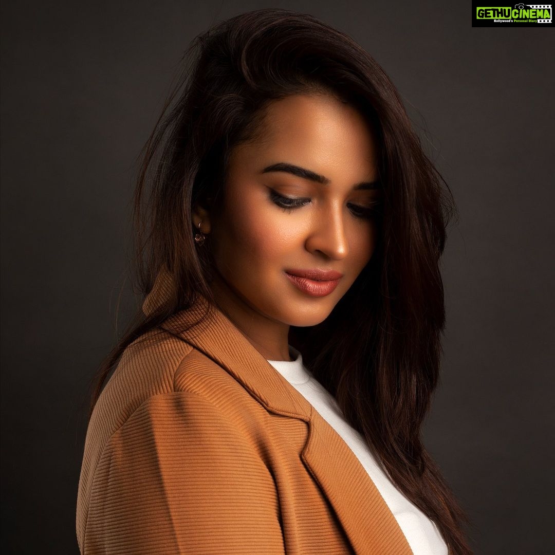 Pujita Ponnada Instagram - Do what you love and they will love what you do 🤎 The last of the series ✨ Photography @vishwasgonsalves MUA @dhani_makeup_hairstylist Hairstylist @thakur_laksh Curator @navin.portraits #pujitaponnada #actor #potrait #expression Mumbai, Maharashtra
