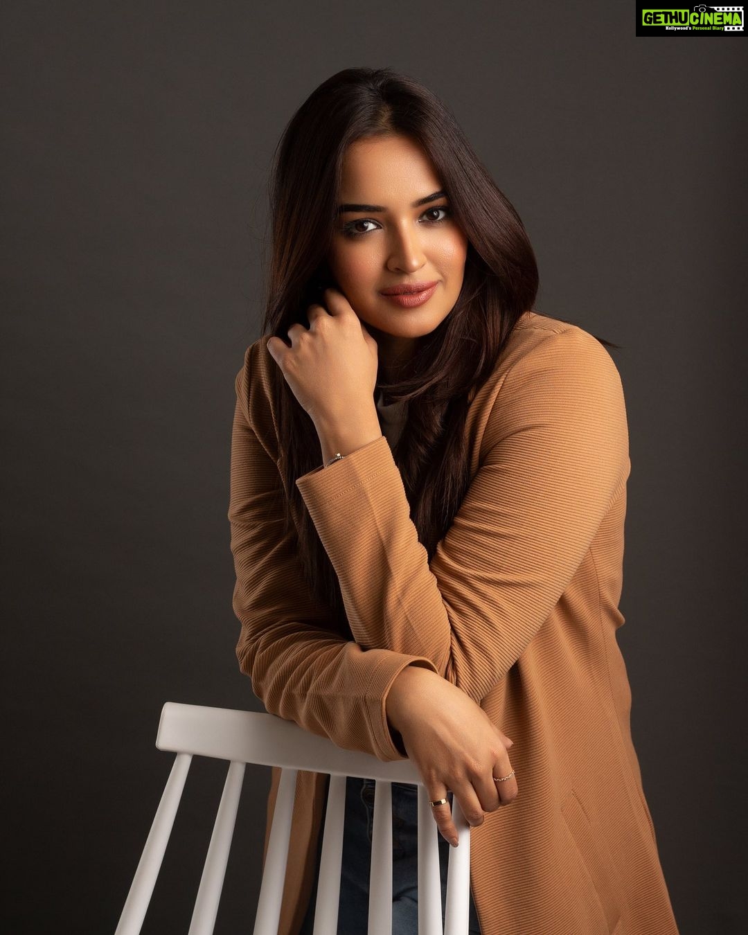 Pujita Ponnada Instagram - Do you wanna tell me something? 🤎 Photography @vishwasgonsalves MUA @dhani_makeup_hairstylist Hairstylist @thakur_laksh Curator @navin.portraits #pujitaponnada #actor #potrait #happymonday Mumbai, Maharashtra