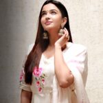 Pujita Ponnada Instagram - 💗🤍 Outfit @jaipuriadaah Earrings @theblingbag 📸@thescienceofphoto #pujitaponnada #actor #goodvibes #love