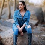 Pujita Ponnada Instagram - Midweek blues 💙 📸 @thescienceofphoto #pujitaponnada #actor #goodvibes #love #goodmorning