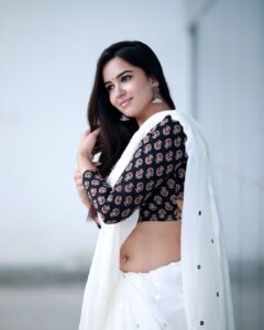 Pujita Ponnada Instagram - My favourite kinda look 🤍

📸 @thescienceofphoto 

#pujitaponnada #actor #saree #goodvibes #love