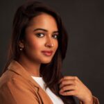 Pujita Ponnada Instagram - Do what you love and they will love what you do 🤎 The last of the series ✨ Photography @vishwasgonsalves MUA @dhani_makeup_hairstylist Hairstylist @thakur_laksh Curator @navin.portraits #pujitaponnada #actor #potrait #expression Mumbai, Maharashtra