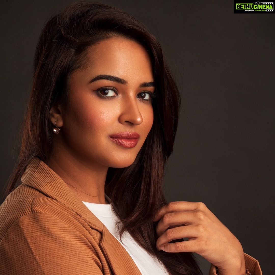 Pujita Ponnada Instagram - Do what you love and they will love what you do 🤎 The last of the series ✨ Photography @vishwasgonsalves MUA @dhani_makeup_hairstylist Hairstylist @thakur_laksh Curator @navin.portraits #pujitaponnada #actor #potrait #expression Mumbai, Maharashtra