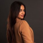 Pujita Ponnada Instagram - Do what you love and they will love what you do 🤎 The last of the series ✨ Photography @vishwasgonsalves MUA @dhani_makeup_hairstylist Hairstylist @thakur_laksh Curator @navin.portraits #pujitaponnada #actor #potrait #expression Mumbai, Maharashtra