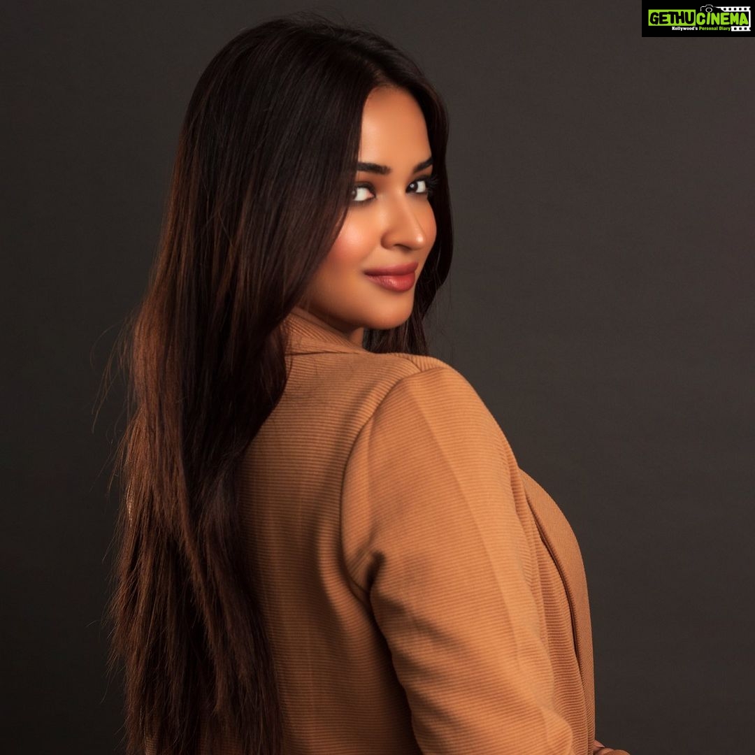 Pujita Ponnada Instagram - Do what you love and they will love what you do 🤎 The last of the series ✨ Photography @vishwasgonsalves MUA @dhani_makeup_hairstylist Hairstylist @thakur_laksh Curator @navin.portraits #pujitaponnada #actor #potrait #expression Mumbai, Maharashtra