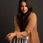 Pujita Ponnada Instagram - Do you wanna tell me something? 🤎 Photography @vishwasgonsalves MUA @dhani_makeup_hairstylist Hairstylist @thakur_laksh Curator @navin.portraits #pujitaponnada #actor #potrait #happymonday Mumbai, Maharashtra