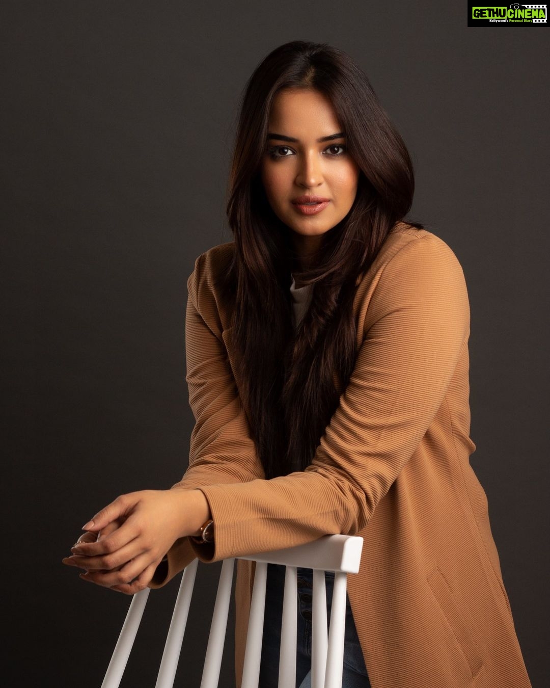 Pujita Ponnada Instagram - Do you wanna tell me something? 🤎 Photography @vishwasgonsalves MUA @dhani_makeup_hairstylist Hairstylist @thakur_laksh Curator @navin.portraits #pujitaponnada #actor #potrait #happymonday Mumbai, Maharashtra