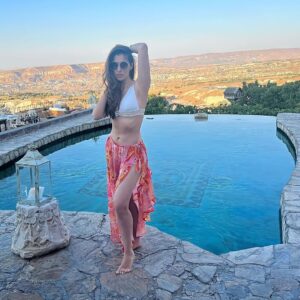 Raai Laxmi Instagram - Vibes speak louder than words.🌸🌼