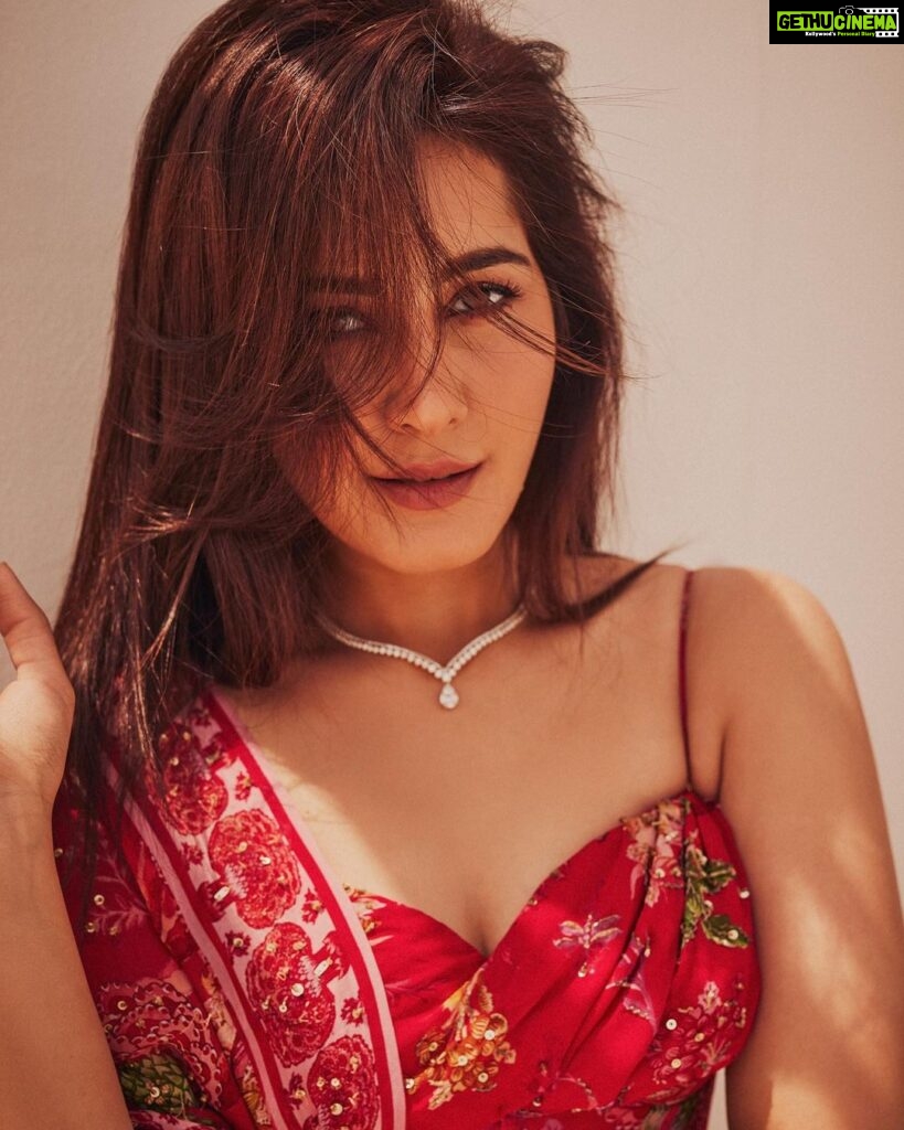 Raashi Khanna Instagram - For the launch of @debeersforevermark ‘s new collection! ♥️ Outfit @mahimamahajanofficial Styled by @jukalker 💄 @ronan_mili 📸 @arifminhaz
