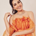 Raashi Khanna Instagram - Quite a संतरा 🤪 For the opening of @kisnadiamondjewellery ‘s new store in Hyderabad. In @mishruofficial Styled by @jukalker Hmu @sandysartistry Photographed by @arifminhaz