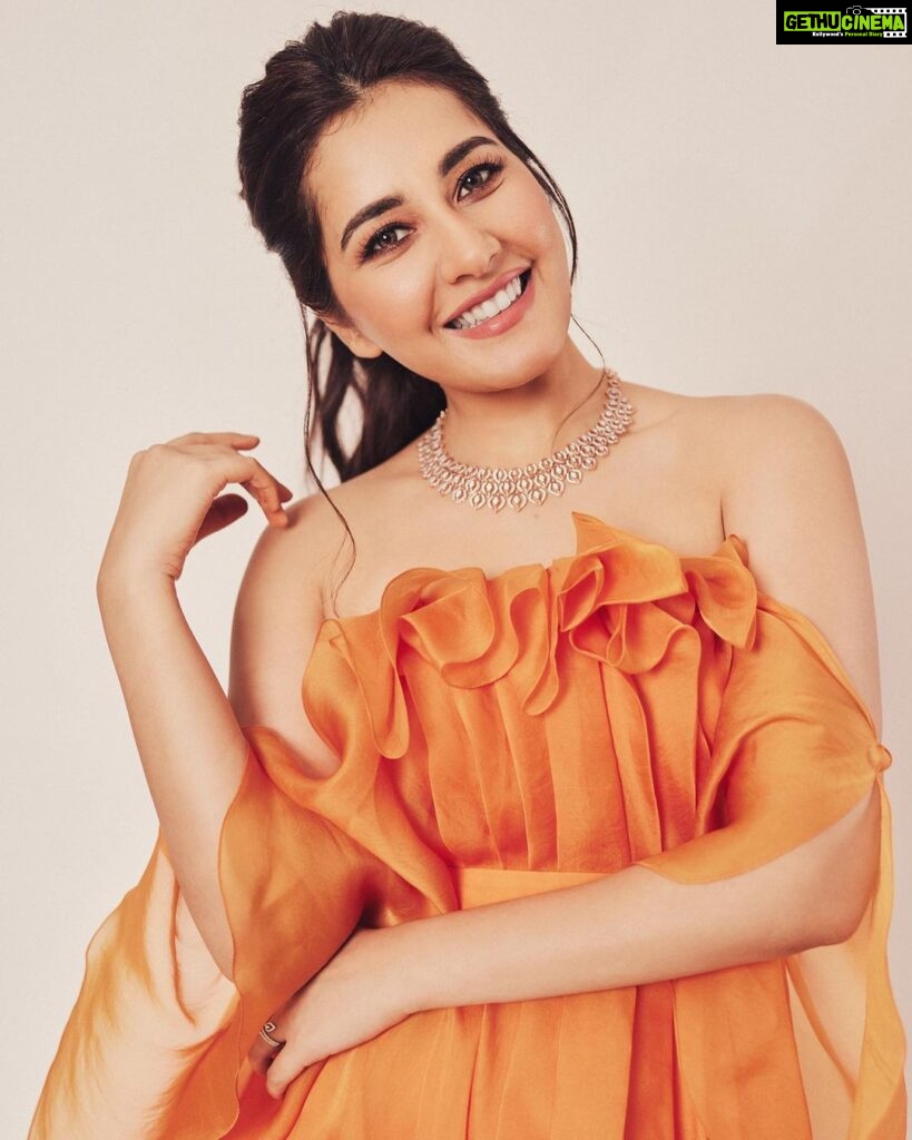 Raashi Khanna Instagram - Quite a संतरा 🤪 For the opening of @kisnadiamondjewellery ‘s new store in Hyderabad. In @mishruofficial Styled by @jukalker Hmu @sandysartistry Photographed by @arifminhaz