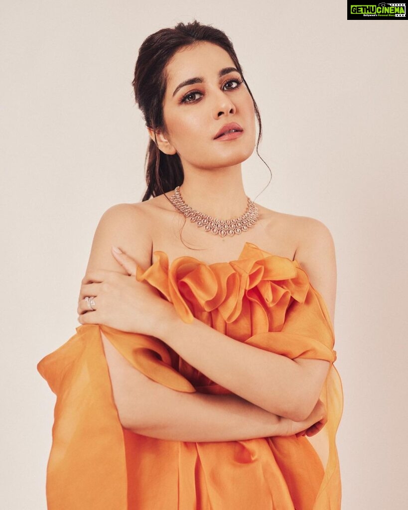 Raashi Khanna Instagram - Quite a संतरा 🤪 For the opening of @kisnadiamondjewellery ‘s new store in Hyderabad. In @mishruofficial Styled by @jukalker Hmu @sandysartistry Photographed by @arifminhaz