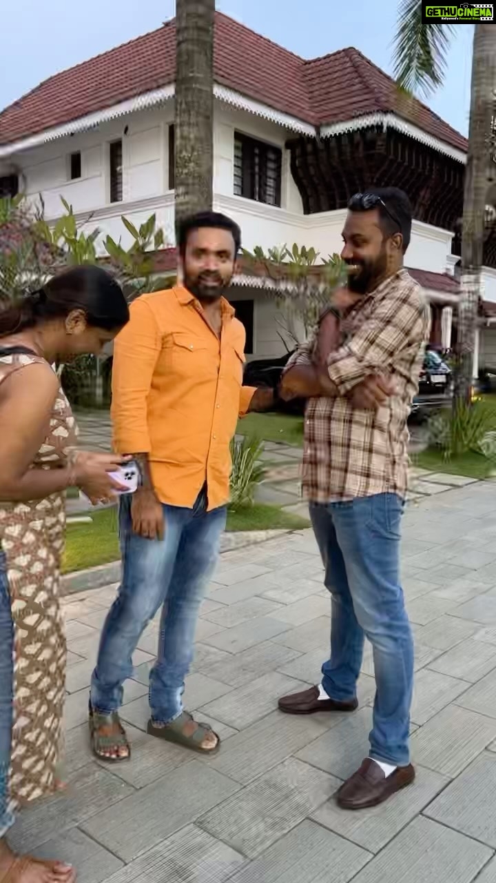 Rachana Narayanankutty Instagram - Happiest birthday Man… @ronydavidraj kindly continue your “Thallu with Acting” always😝😝😝 . Koode ninnu thallu sahikkunnavar @___namitha.___ & @nibinnvs 🫣 Jokes apart may your inner self bless you in abundance 🤍🙏🏼 #friendsbirthday #actorfriends #indiramovie #locationfun