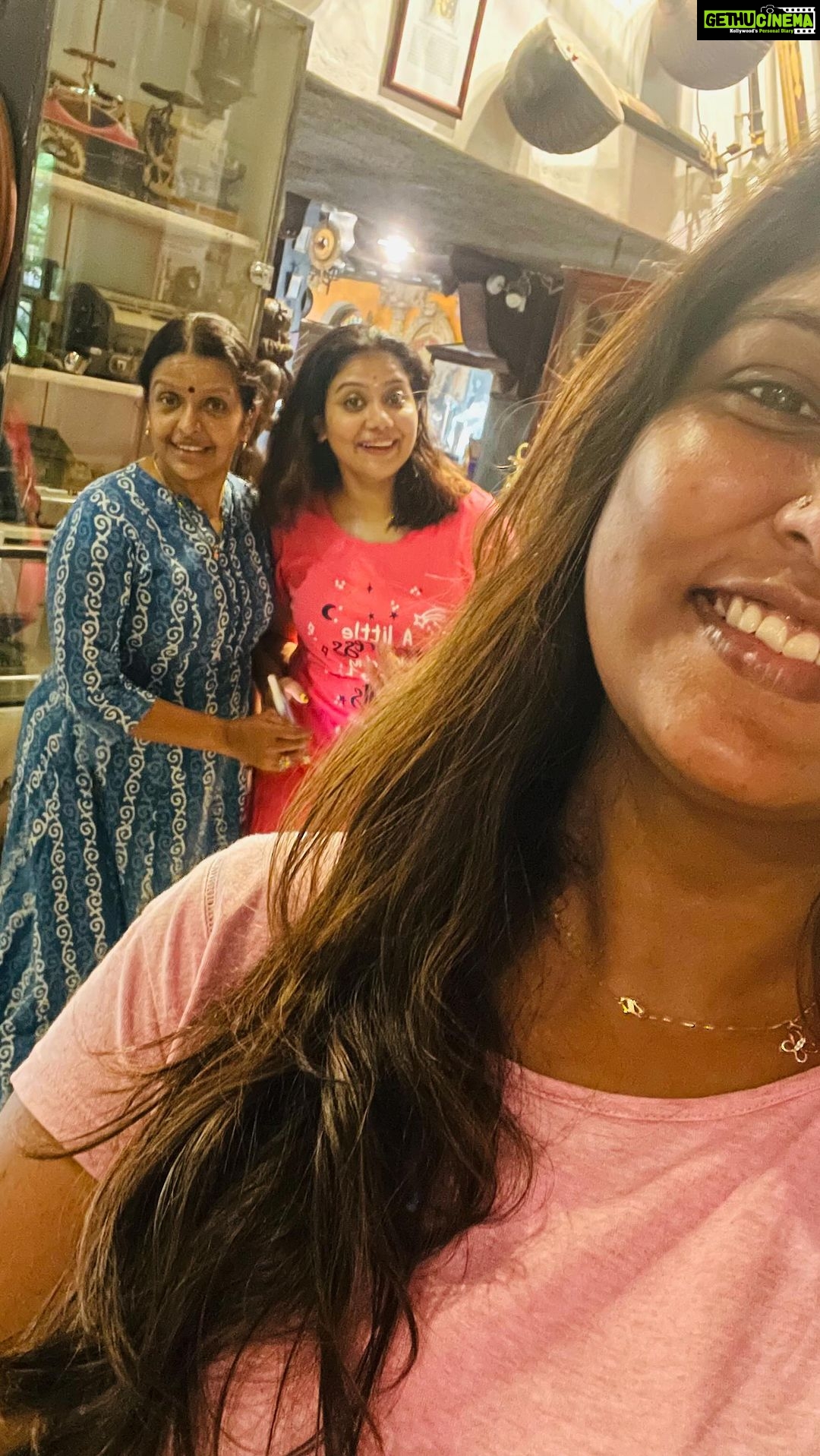 Rachana Narayanankutty Instagram - Conventional customary! @rachananarayanankutty 💕 @padmakumargeetha 💓 #rachananarayanankutty #thanjavur #kumbakonam #swamimalai #thrissur #chola #cholastyle #templesofindia #ladiestrip #vacation #vacationmode Thanjavur