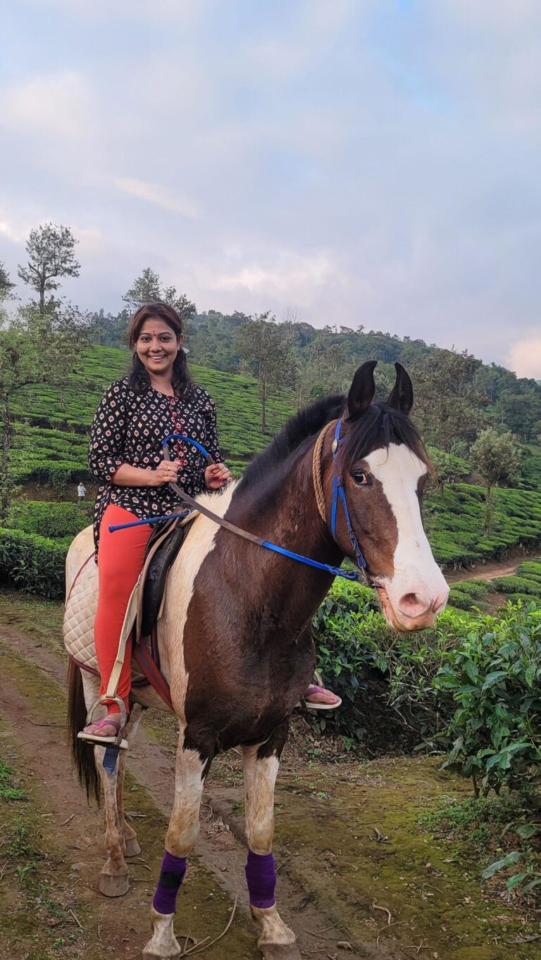 Rachana Narayanankutty Instagram - ഓടും കുതിര ചാടും കുതിര വെള്ളം കണ്ടാൽ നിൽക്കും കുതിര 🐎 Another childhood dream came true… getting in sink with Cheeran the Steed of @rhythm_bhara !!! VC @ram_saraha #horse #horseriding #horselover #rachananarayanankutty Vagamon