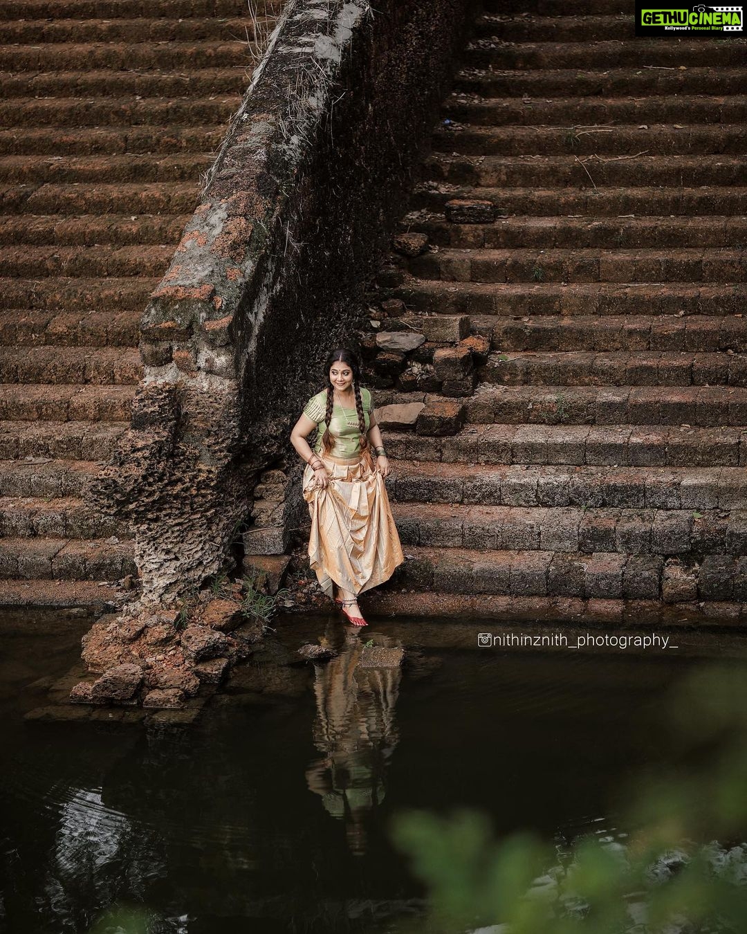 Rachana Narayanankutty Instagram - Pattu Pavada💚🧡 Graced in colours of apple green and pears combined in sentamizh pattu pavada. Ornamented with exquisite weaving of white and green beed string to endure her tenderness. The Tamil cult tradition of glints glass bangles coloured in green and red. PC @nithinznith_photography_ MUA &Styling @styledby_nami Fabric @pothysofficial @pothyssuperstoreskochi @pothyskerala #pattupavadai #pattupavada #tamil #tamilculture #kuppivala #rachananarayanankutty