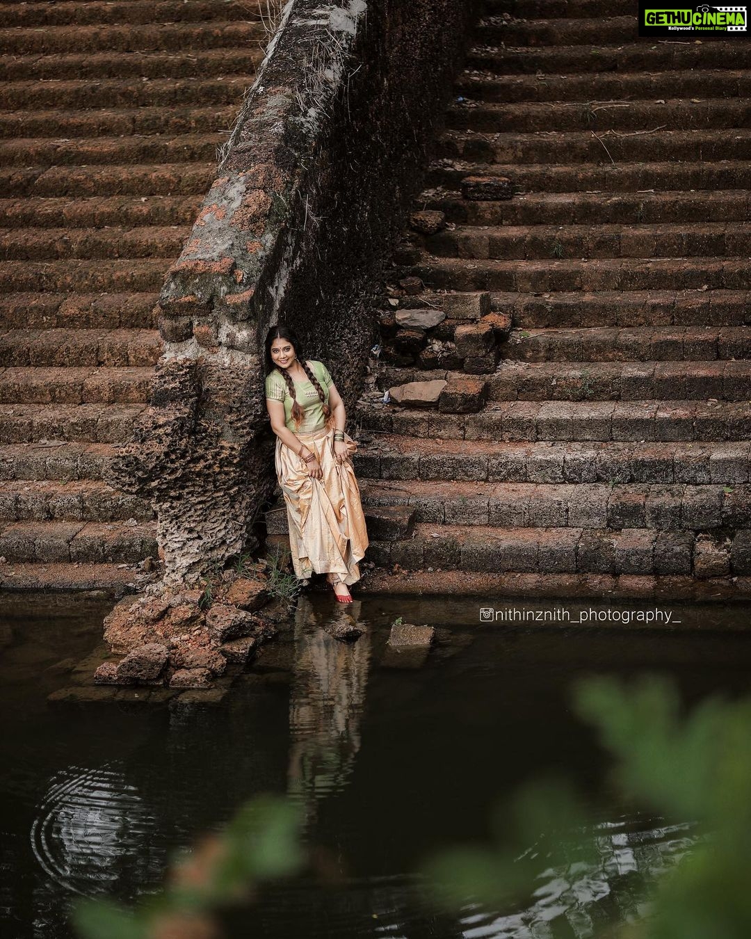 Rachana Narayanankutty Instagram - Pattu Pavada💚🧡 Graced in colours of apple green and pears combined in sentamizh pattu pavada. Ornamented with exquisite weaving of white and green beed string to endure her tenderness. The Tamil cult tradition of glints glass bangles coloured in green and red. PC @nithinznith_photography_ MUA &Styling @styledby_nami Fabric @pothysofficial @pothyssuperstoreskochi @pothyskerala #pattupavadai #pattupavada #tamil #tamilculture #kuppivala #rachananarayanankutty