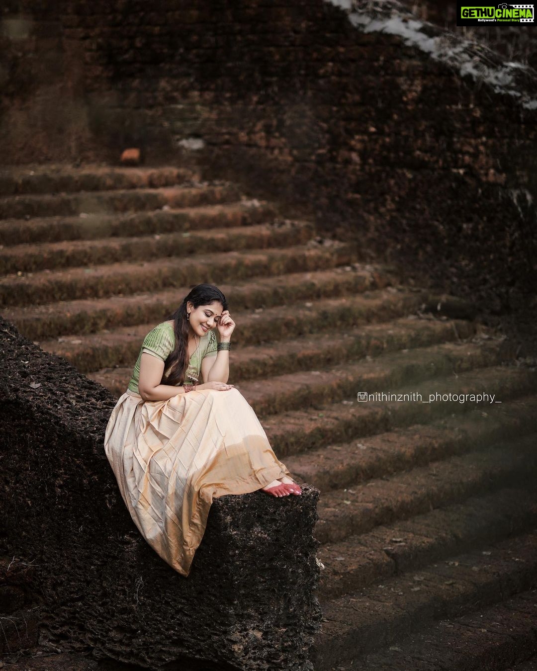 Rachana Narayanankutty Instagram - Pattu Pavada💚🧡 Graced in colours of apple green and pears combined in sentamizh pattu pavada. Ornamented with exquisite weaving of white and green beed string to endure her tenderness. The Tamil cult tradition of glints glass bangles coloured in green and red. PC @nithinznith_photography_ MUA &Styling @styledby_nami Fabric @pothysofficial @pothyssuperstoreskochi @pothyskerala #pattupavadai #pattupavada #tamil #tamilculture #kuppivala #rachananarayanankutty Pullu Padam