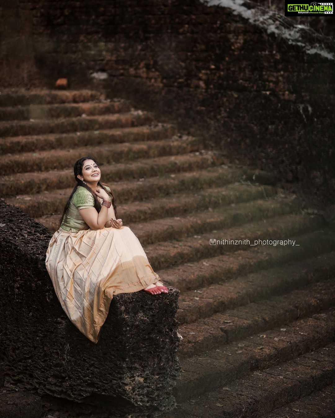 Rachana Narayanankutty Instagram - Pattu Pavada💚🧡 Graced in colours of apple green and pears combined in sentamizh pattu pavada. Ornamented with exquisite weaving of white and green beed string to endure her tenderness. The Tamil cult tradition of glints glass bangles coloured in green and red. PC @nithinznith_photography_ MUA &Styling @styledby_nami Fabric @pothysofficial @pothyssuperstoreskochi @pothyskerala #pattupavadai #pattupavada #tamil #tamilculture #kuppivala #rachananarayanankutty Pullu Padam