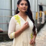 Rachana Narayanankutty Instagram - Maybe she is born with it!!! Dress @swapnamanthra MUA @amal_ajithkumar Styled by @styledby_nami Support @afsal_.3578 #rachananarayanankutty #traditional
