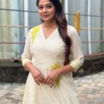 Rachana Narayanankutty Instagram - Maybe she is born with it!!! Dress @swapnamanthra MUA @amal_ajithkumar Styled by @styledby_nami Support @afsal_.3578 #rachananarayanankutty #traditional
