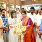 Rachana Narayanankutty Instagram – Happy to inaugurate @manikagoldanddiamonds at Pallikulam Road, Thrissur on the auspicious Akshaya Thrithiya day. Liked their beautiful collections in both Gold and diamonds, especially the Nagas collection. Have a visit and check out their awesome collection. All wishes and prayers to team Manika Jwellery 🙏🏼🥰 
MUA @styledby_nami 
Jwellery @manikagoldanddiamonds 
#inauguration #jwellery #artist #gold #diamond #goldanddiamonds