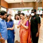Rachana Narayanankutty Instagram - Happy to inaugurate @manikagoldanddiamonds at Pallikulam Road, Thrissur on the auspicious Akshaya Thrithiya day. Liked their beautiful collections in both Gold and diamonds, especially the Nagas collection. Have a visit and check out their awesome collection. All wishes and prayers to team Manika Jwellery 🙏🏼🥰 MUA @styledby_nami Jwellery @manikagoldanddiamonds #inauguration #jwellery #artist #gold #diamond #goldanddiamonds
