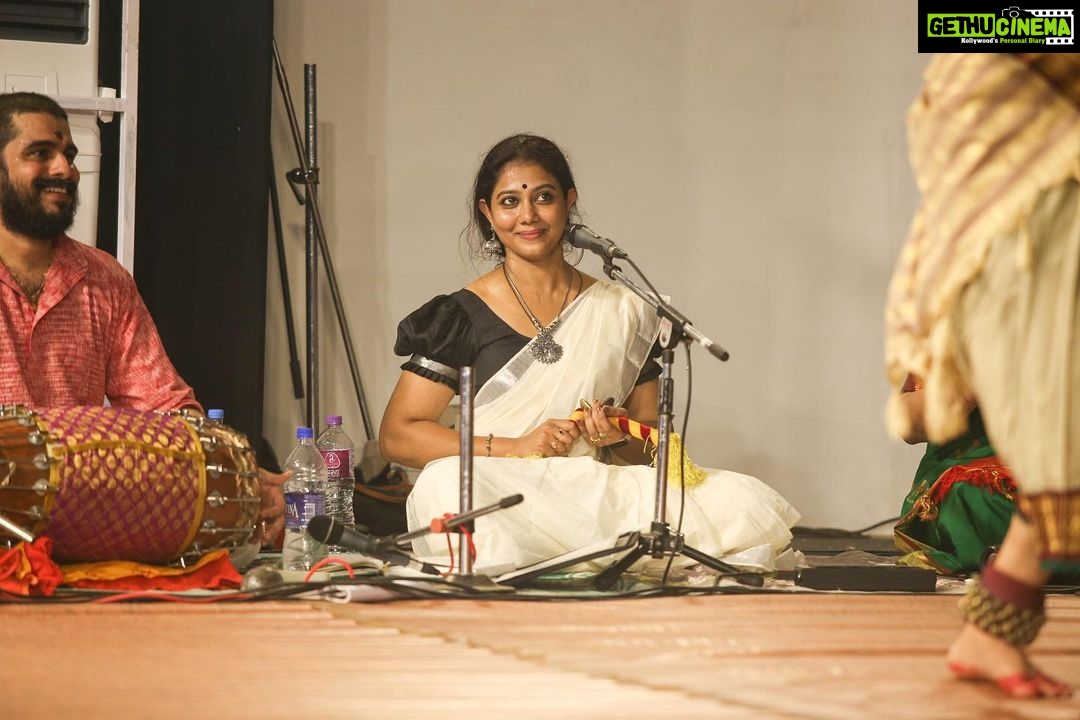 Rachana Narayanankutty Instagram - Pleasure being on stage as a supporting artist for @kalakshetrareshmarajeev . Really privileged to share the stage with wonderful musicians @bhagya_92 @kiranjimenon @sureshnamboothiri . Thank You @artfotographer for the beautiful and lively captures 🙏🏼 #nattuvangam #dancer #artistlife Koodalmanikyam Temple