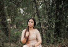 Rachana Narayanankutty Instagram - *Nature is so gold, ah! Vishu is too hue* PC @nithinznith_photography_ MUA & Styling @styledby_nami , @___namitha.___ Jwellery @anokhi_priyakishore Support @gokul_das_oh @raja_lakshmi_rajeev #vishu #hue #nature #gold #harvest #village #countryside #kerala #traditional Pullu Padam
