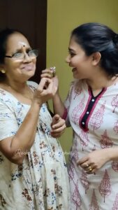 Rachana Narayanankutty Instagram - I don’t have a huge account balance .. but I have you all as my followers in art and that’s the greatest savings I have. Thank You my makkals @anjanavdharmendran @sanchali_salil @sugithaps for this lovely birthday gifts… 💝💝💝 On screen my lovely #ammuamma 💓 
#rachananarayanankutty #pirannal