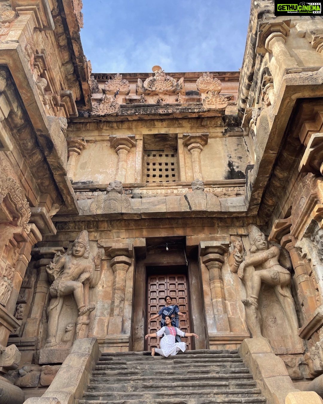 Rachana Narayanankutty Instagram - Dancers Mind!!! With my dearest Geechiii @padmakumargeetha PC @bhagya_92 #wanderingdancer #rachananarayananakutty #geethapadmakumar Gangaikondacholapuram