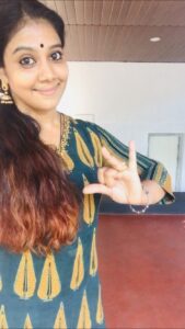 Rachana Narayanankutty Instagram - Apply what you learnt!!! Love for Koochipoodi Adavus 💕🙏🏼 for the beautiful voice of @karthikavaidyanathan 
#rachananarayanankutty #instagram #instareels #reels #classicalmusic #classicaldance #dancer #dancerlife #dance #dancereels #koochipoodi #kuchipudiglobal #kuchipudi #malayalam #swara #swaras #keerthanavaidyanathan