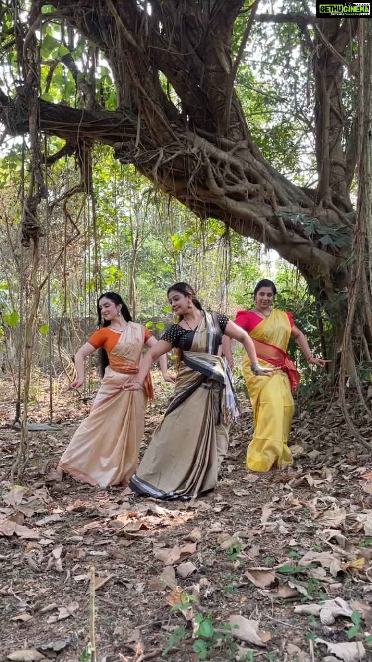 Rachana Narayanankutty Instagram - When we met again…💓💓💓 @bhagya_92 @parislaxmi Dancing for @heshamabdulwahab musical and sung by dearest @vineeth84 and @divyavineeth VC @swathyajith @dandelion_puffball #onakkamunthiri #hridayammovie #dancers #instareels #reels #malayalam #malayalamsongs #actorslife #dancerslife #slowmoves #groove #dancingforthegrove