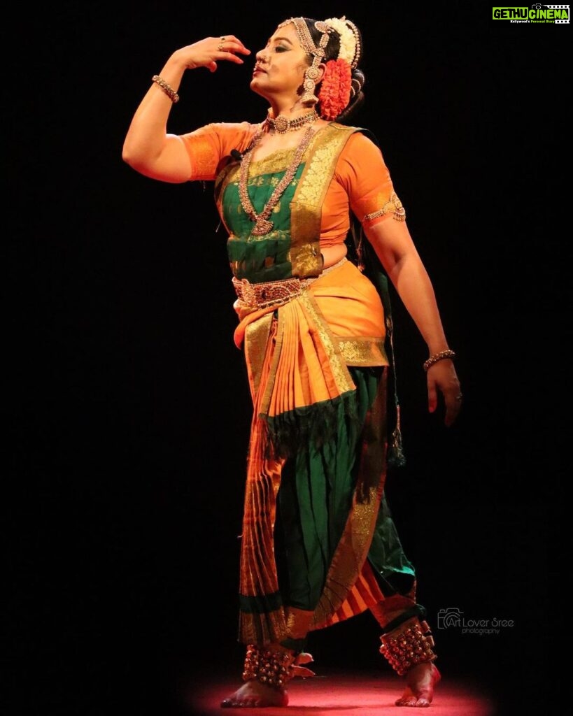Rachana Narayanankutty Instagram - Wandering Dancer!!! 🙏🏼🤍 PC @art_lover_sree MUA @binojniran #wanderingdancer #worlddanceday #rachananarayanankutty