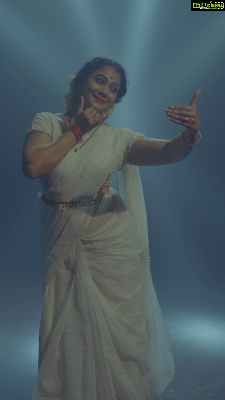 Rachana Narayanankutty Instagram - SKANDAMATHA🤍🙏🏼 Navarathri Day 5 Happy to associate in this musical dance album Navadurga with @drishtipraveen @malavika_anilkumar_music @ramurajofficial @rajeshcherthala @amoshputhiyattil @reshprav @praveen_c_rajan @subhilash @naturalbeautyparlour @bhagya_92 To watch full video go to the story🙏🏼😇 #navarathri #rachananarayanankutty #shailaputri #navadurga #vijayadashami #insta #instadance #choreography