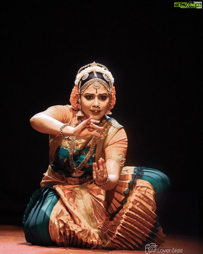 Rachana Narayanankutty Instagram - Wandering Dancer!!! 🙏🏼🤍 PC @art_lover_sree MUA @binojniran #wanderingdancer #worlddanceday #rachananarayanankutty