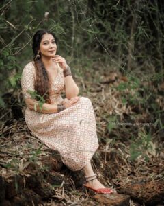 Rachana Narayanankutty Instagram - *Nature is so gold, ah! Vishu is too hue*
PC @nithinznith_photography_ MUA & Styling @styledby_nami , @___namitha.___ 
Jwellery @anokhi_priyakishore 
Support @gokul_das_oh 
@raja_lakshmi_rajeev 
#vishu #hue #nature #gold #harvest #village #countryside #kerala #traditional