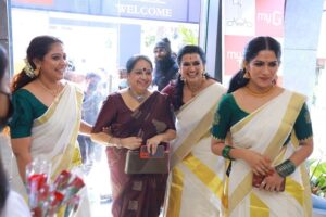 Rachana Narayanankutty Instagram - Such a beautiful day it was… @amma.association 
Thank You for your valuable presence teacher @shailajateacher 

Thank You @ar_handlooms_kuthampully for the settumund for our thiruvathirakkali 🙏🏼 
Love you all 
@ponnammababu @imbeena.antony @thesnyalikhan @ananyahere @surabhi_lakshmi @devichandana82 @ansiba.hassan @swasikavj @parislaxmi @shwetha_menon @riaa_saira @lakshmi.sruthi @pillai_manju @sarayu_mohan