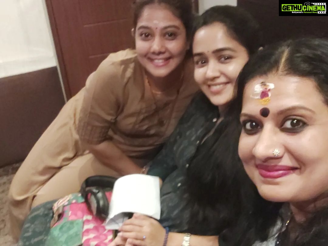 Rachana Narayanankutty Instagram - Quality time spend with my dear ones...🥰🥰🥰 Loved and lived the day to the fullest.... Studio recording for our @amma.association AARJAVA SHOW... Abad Springfield Garden Villas