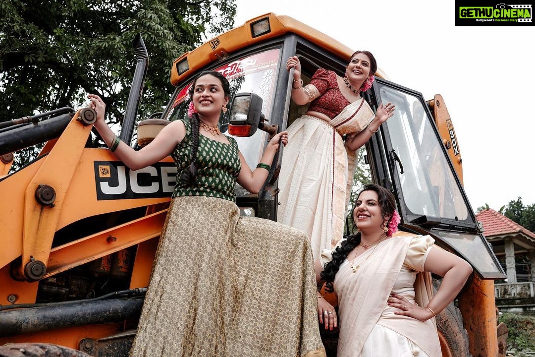 Rachana Narayanankutty Instagram - ONAM is about HAPPINESS…Happiness in what you do and what you wish to do. This Onam is so exciting for me as it made my childhood dream come true! It was a dream of mine to get into a JCB excavator @jcbmachines and just feel the vehicle/machine. It was quite a coincidence that we found a JCB while doing the photoshoot. Thanks a bunch @lineesh_3 (he was the driver) who allowed me to get into his JCB and do a photo shoot. Yes, JCB… this enormous excavation machine company holds certain values and the best among those is “CAN DO” philosophy. Let’s all make this ONAM more beautiful by applying the “CAN DO” philosophy in our lives .Happy Onam once again dears… Happy that I fulfilled my childhood dream with lovely @bhagya_92 and @contactchaithanya . Thank You dearest @styledby_nami @jee___mon @amal_ajithkumar @nithin_c_nandakumar @aju_popz______ @abhijith_td for the beautiful support 🌺🌸🌼 #onam #jcb #jcblovers #onamcelebration #rachananarayanankutty