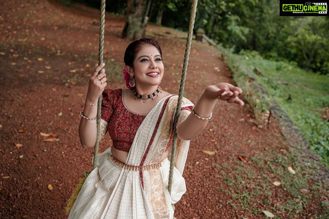 Rachana Narayanankutty Instagram - ഓണം എവിടെ വരെ ആയി? ഞാൻ ദാ തൃശ്ശൂർ ക്ക് പോണു ... ഉത്രാട പാച്ചിൽ തന്നെ ! വീട്ടിൽ അമ്മയെ സഹായിക്കാൻ വരണ ശ്യാമക്ക് ഒരു ഓണക്കോടി, പിന്നെ ഷാജു ഏട്ടനും (എന്റെ സാരഥി) കൂട്ടത്തിൽ നാരായണി അമ്മയുടെ വക ഏട്ടനും ഏട്ടത്തിയമ്മക്കും എനിക്കും ഒരു ഓണക്കോടി ഉണ്ടത്രേ. തിരിച്ചവരുമ്പോ പാടുക്കാട് ന്ന് ഇത്തിരി ശർക്കറുപ്പേരീം നാലുവർത്തതും (വാവക്കും ശങ്കൂനും അതാണ് താല്പര്യം) പിന്നെ മിസ്റ്റർ നാരായണന്കുട്ടിയുടെ നിർദ്ദേശ പ്രകാരം ആനേടത്തപ്പന് വക്കാൻ ഒരു കാഴ്ചക്കുലയും.... അയ്യോ മറന്നു ...ഒരു ട്യൂബും 3 എൽ ഇ ഡി ബൾബുകളും ; ഓണല്ലേ ഇത്തിരി വെളിച്ച കൂടുതൽ ഇരിക്കട്ടെ !!! അപ്പൊ ഞാൻ എത്തി ട്ടോ ...എല്ലാരും തകൃതിയായി ഓണം ആഘോഷിക്കൂ .സ്നേഹം 🌼🌸🌺🌼 #onam #uthradapaachil
