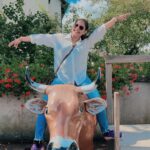 Rachana Narayanankutty Instagram - Suvvissuvennala suvvalala…. Just some Swiss things…🤍 With these lovely booiiisss @krishh_drummer @fayiz_muhammed_official #rachananarayanankutty #reihnfallswitzerland #vacation #dancer #cow Schaffhausen Reihnfall Switzerland