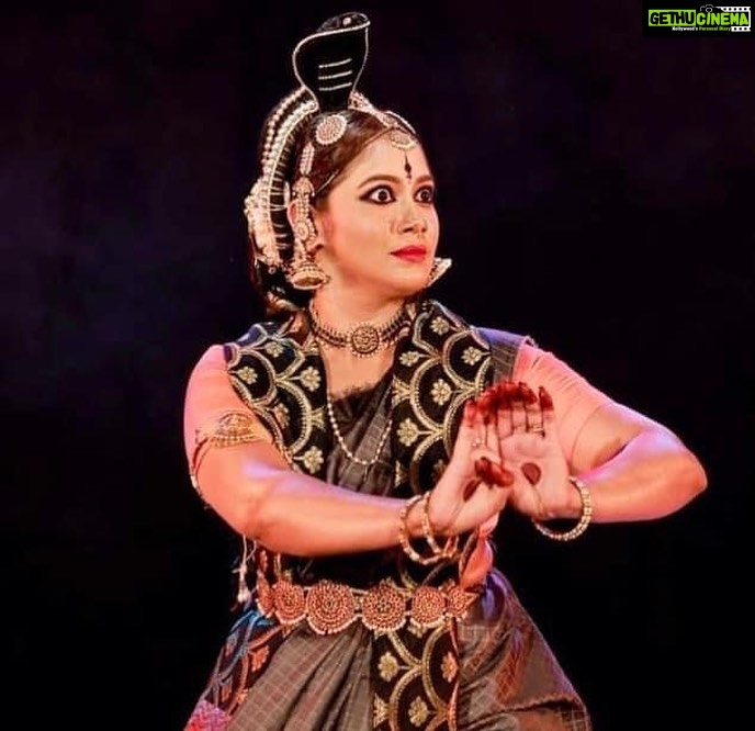 Rachana Narayanankutty Instagram - മൊൺസൂൺ അനുരാഗ .... നിങ്ങൾ പ്രകൃതിയോട് വളരെ അടുത്തായിരിക്കുമ്പോൾ, ഓരോ വർഷവും നിങ്ങളുടെ വീട്ടുമുറ്റത്ത് പുതിയ ജീവിവർഗ്ഗങ്ങൾ കണ്ടെത്തപ്പെടുമ്പോൾ, നിങ്ങളുടെ ജീവിതം അതിന്റെ അത്ഭുതങ്ങളുമായി ബന്ധപ്പെട്ടിരിക്കുന്നു. ഓരോ നാട്ടിലും പറഞ്ഞ ഓരോ കഥയ്ക്കും പിന്നേയും 20 എണ്ണം കൂടി പറയാനായി ഉണ്ടാകും. എന്നിരുന്നാലും, പ്രകൃതിയുമായി നമ്മെ ബന്ധിപ്പിക്കുന്ന കഥകളില്ലാതെ മനുഷ്യചരിത്രം അപൂർണ്ണമാണെന്ന് ഉറപ്പോടെ നമ്മുക്കു പറയാൻ കഴിയും. മൺസൂൺ അനുരാഗ എന്ന കൂച്ചിപ്പൂടി നാട്യ അവതരണം ഞാനും പ്രിയ ശിഷ്യകളും ചേർന്ന് കേരള കലാമണ്ഡലത്തിൽ അവതരിപ്പിച്ചപ്പോൾ ശ്രീ പ്രദീപ് പുതുശ്ശേരി പകർത്തിയ ചിത്രങ്ങൾ 1) ആയില്യം നക്ഷത്രം 2) വൃത്രാസുരൻ . സർപ്പവുമായി ബന്ധമുള്ള രണ്ടു വ്യത്യസ്ത ആശയങ്ങളെ ആണ് ഒരേ മുദ്രയിലൂടെ അവതരിപ്പിച്ചിരിക്കുന്നത് (ചിത്രാഭിനയം) വ്യത്യസ്തതക്ക് മാറ്റു കൂട്ടാനായി ആഹാര്യത്തിലും (വേഷവിധാനം) അല്പം മാറ്റങ്ങൾ. കൂടുതൽ ചിത്രങ്ങൾ ഓരോന്നായി വരുംദിവസങ്ങളിൽ പങ്കുവെക്കാം 🙏 Kerala Kalamandalam