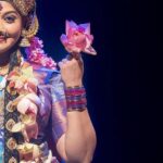 Rachana Narayanankutty Instagram - പാതി നീ വന്നുനിറയാതെ ഞാനെന്ത് മറുപാതി ! രാധാകൃഷ്ണ സങ്കൽപ്പം ശൃഗാരത്തിലാറാടുമ്പോൾ അവൻ പുരുഷനും അവൾ പ്രകൃതിയുമാകുന്നു. പാതി ചോർന്നാൽ ഞാനില്ലാതാകുന്ന ഭ്രാന്തിന്റെ ഭീകര രൂപം. നീയെന്നിൽ നിറഞ്ഞാൽ നമ്മളൊന്നാകുന്ന ഉൻമാദത്തിന്റെ മൂർത്തരൂപം. രാധേ ശ്യാം. @padmakumargeetha @ajithkumar @vargheseantony_bridal_makeover @binojniran @bivinlalphotography